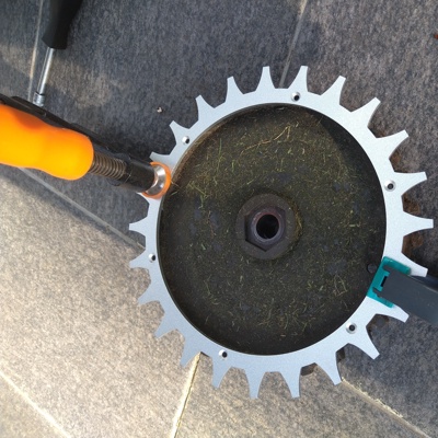 5 Spikes von innen so ausrichten, dass in allen Löchern Kunststoff zu sehen ist
