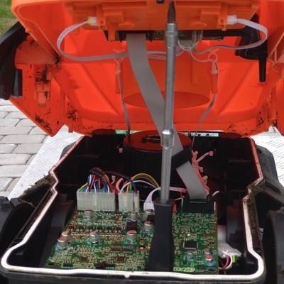 1 Rückansicht: Breites Kabel vom Mainboard abziehen