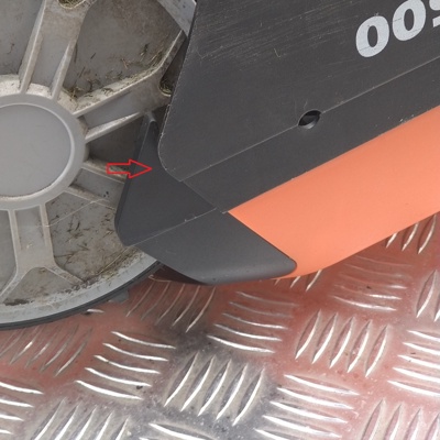 5 Press the black part to unlock side latch